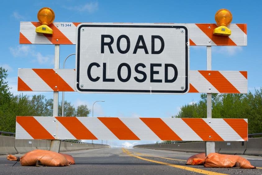 बंद सड़क खंड का संकेत।