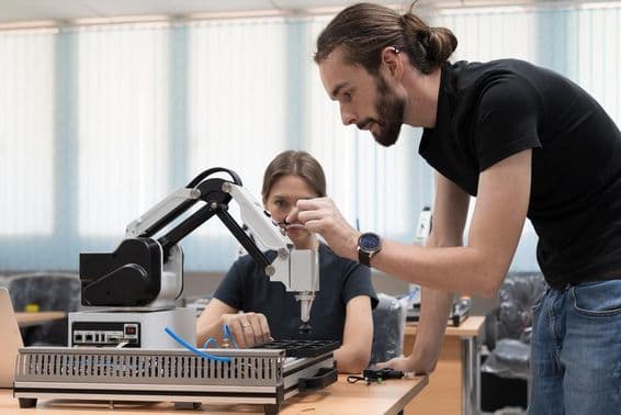 निर्माण स्वचालन और रोबोटिक्स प्रयोगशाला कक्ष में एआई रोबोट।