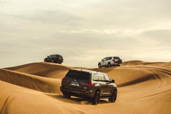 दुबई के रेगिस्तान के टीलों पर 4x4 वाहन।