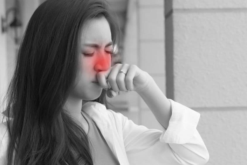 इन्फ्लुएंजा की बीमारी के साथ युवा वयस्क एशियाई महिला