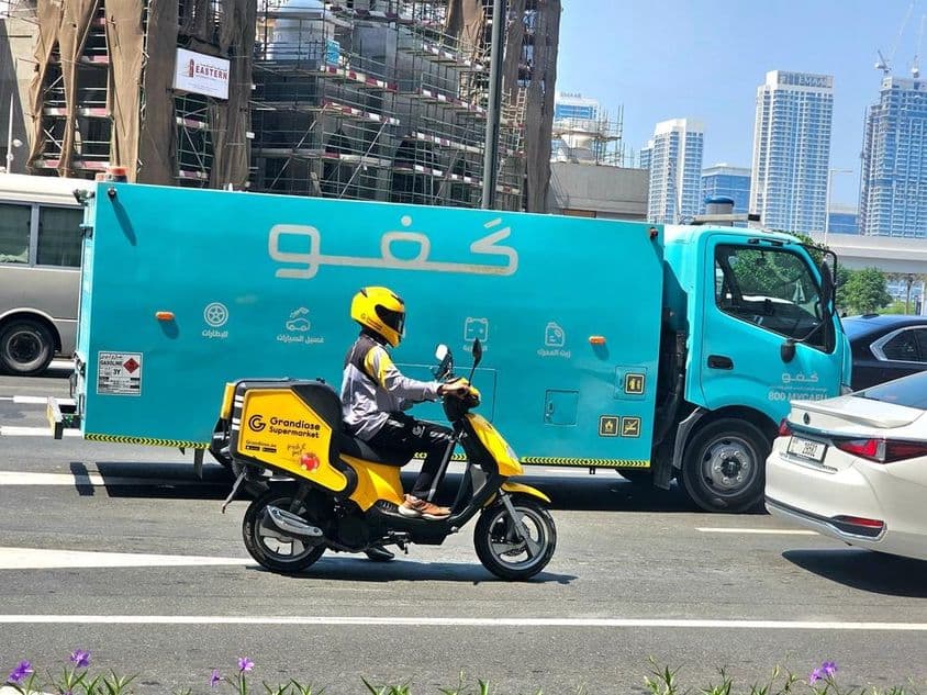 कैफू ईंधन डिलीवरी ट्रक जो मोबाइल रिफ्यूलिंग सेवाओं के लिए डिज़ाइन किया गया है।