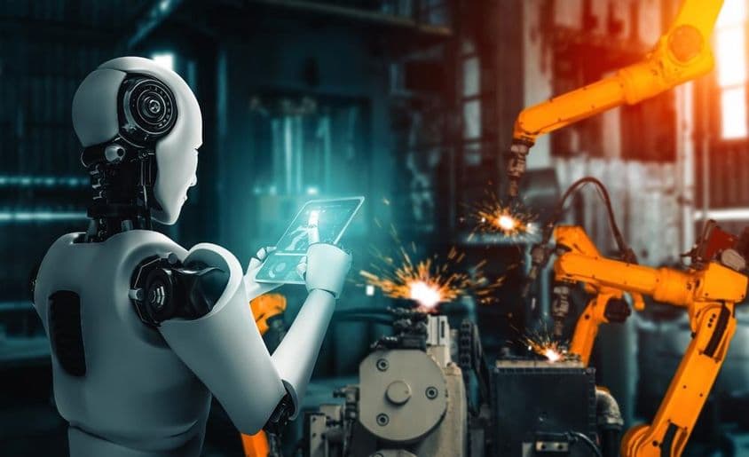 उत्पादन लाइन पर एक असेंबली प्रक्रिया के दौरान रोबोटिक हथियारों की निगरानी कर रही कृत्रिम बुद्धिमत्ता।