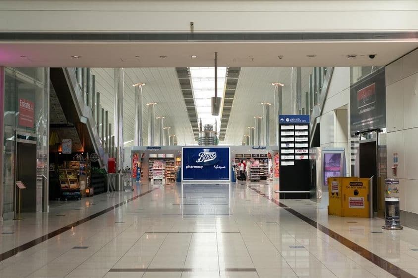 दुबई अंतरराष्ट्रीय हवाई अड्डे का आंतरिक दृश्य।