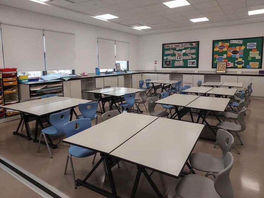 विश्वविद्यालय में कुर्सियों और डेस्क के साथ खाली कक्षा।