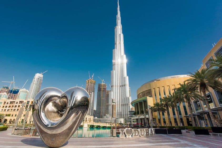 बुर्ज खलीफा - आधुनिक भविष्यवादी इमारत।