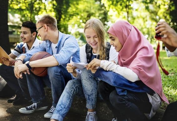 दुबई में विभिन्न युवाओं का समूह।