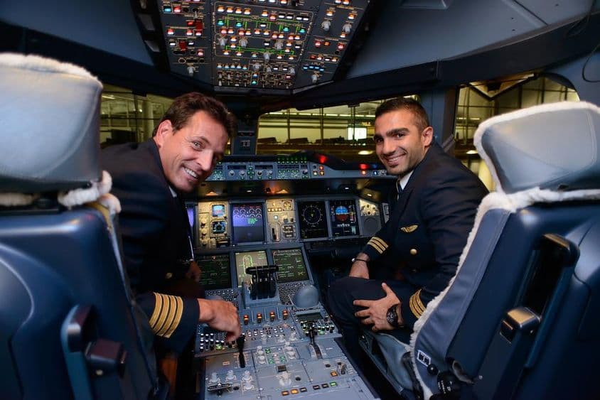 लैंडिंग के बाद एमिरात्स एयरबस A380 पर पाइलट।