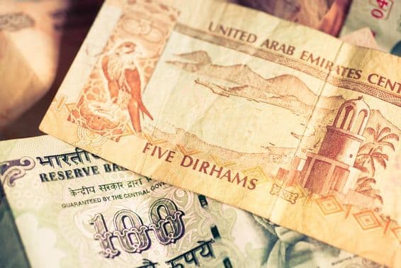 संयुक्त अरब अमीरात और भारतीय गणराज्य की मुद्राएं।