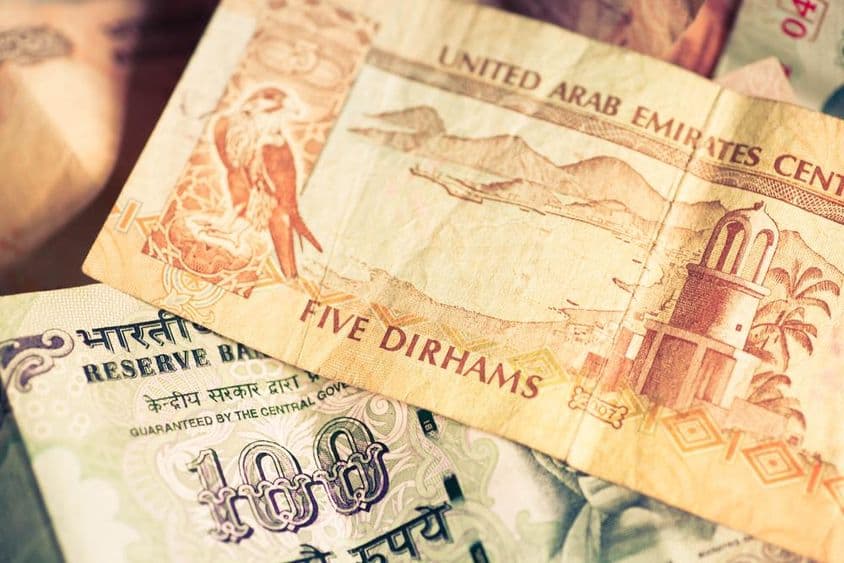 संयुक्त अरब अमीरात और भारतीय गणराज्य की मुद्राएं।