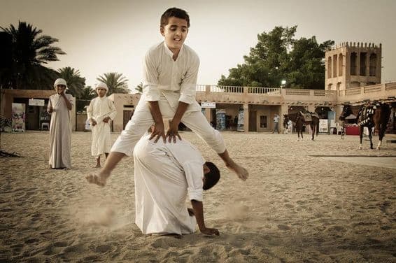 बच्चे लोकप्रिय खेल खेलते हुए।