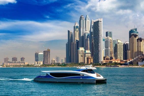 दुबई मरीना एक धूप वाले दिन पर, संयुक्त अरब अमीरात।