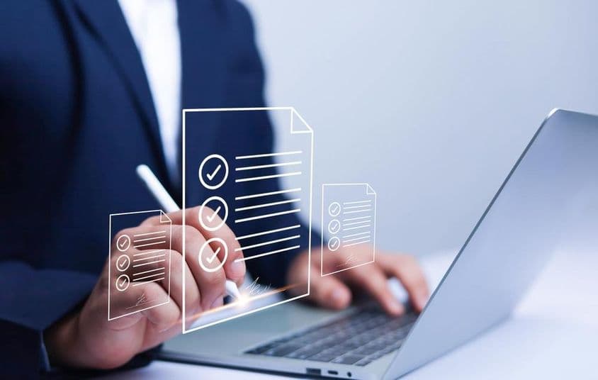 कागज़ रहित इलेक्ट्रॉनिक हस्ताक्षर का उपयोग करते हुए व्यापारी।