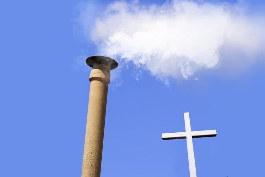 सिस्टीन चैपल (वैटिकन सिटी) के ऊपर चिमनी से उठता हुआ सफेद धुआं।