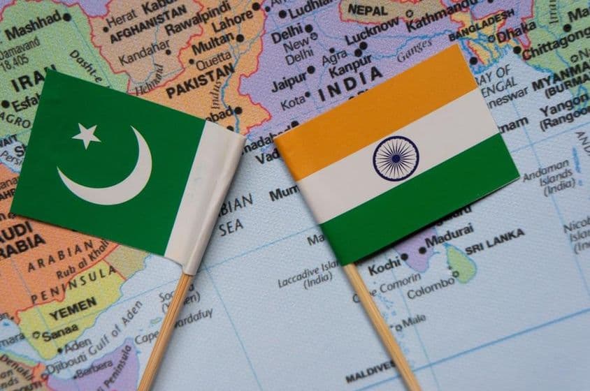 दक्षिण एशिया के नक्शे पर भारत और पाकिस्तान के झंडे।