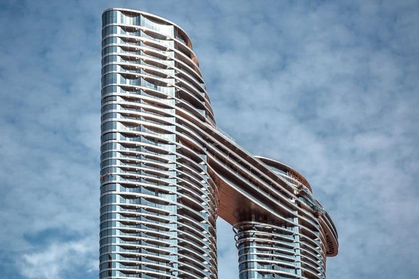 दुबई के डाउनटाउन में एक आधुनिक भविष्यवादी इमारत।