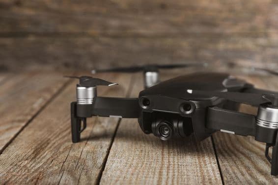 रेडियो नियंत्रण के साथ ड्रोन क्वाडकॉप्टर।