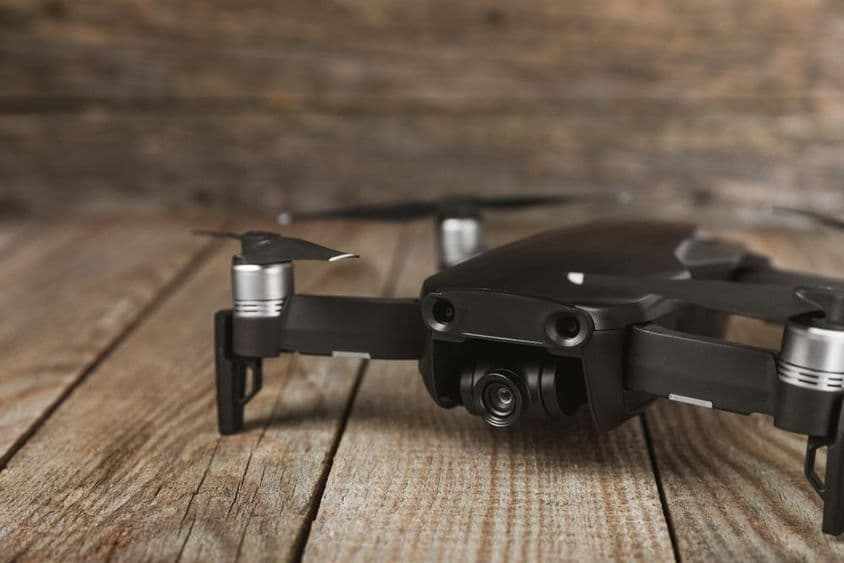 रेडियो नियंत्रण के साथ ड्रोन क्वाडकॉप्टर।