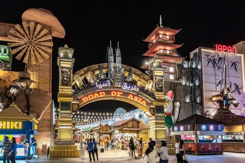 दुबई शहर के पास एशिया रोड मंडप ग्लोबल विलेज में।