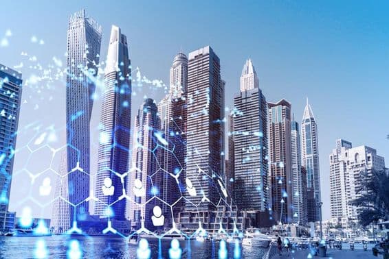 दुबई के बिज़नेस डाउनटाउन में गगनचुंबी इमारतें।