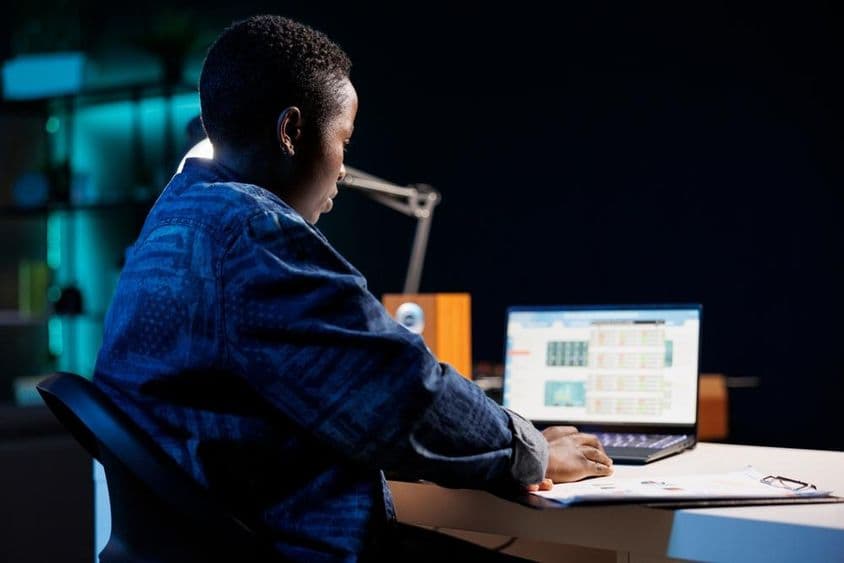 ऑनलाइन वित्तीय और फॉरेक्स ट्रेडिंग।