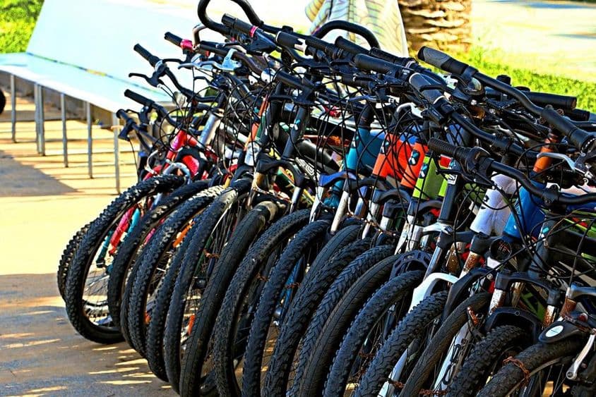 बाहरी पार्किंग क्षेत्र में साइकिलें।