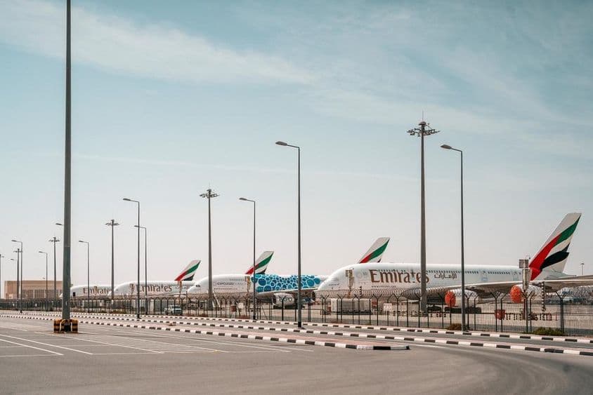 हवाई अड्डे पर एमिरेट्स जहाज़