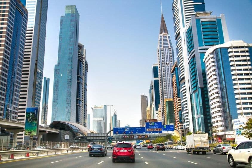 शेख जायद रोड पर शहर की प्रसिद्ध गगनचुंबी इमारतों का दृश्य।