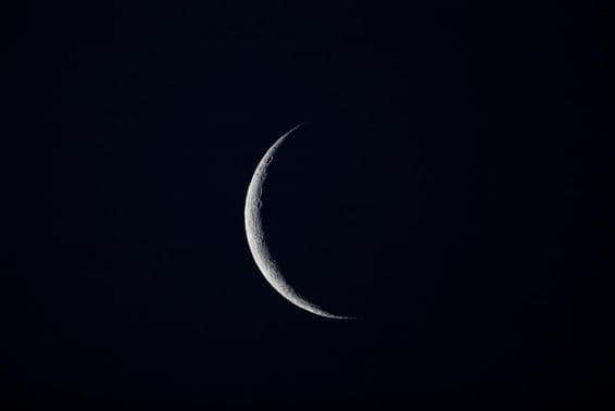 आकाश में चंद्रमा।