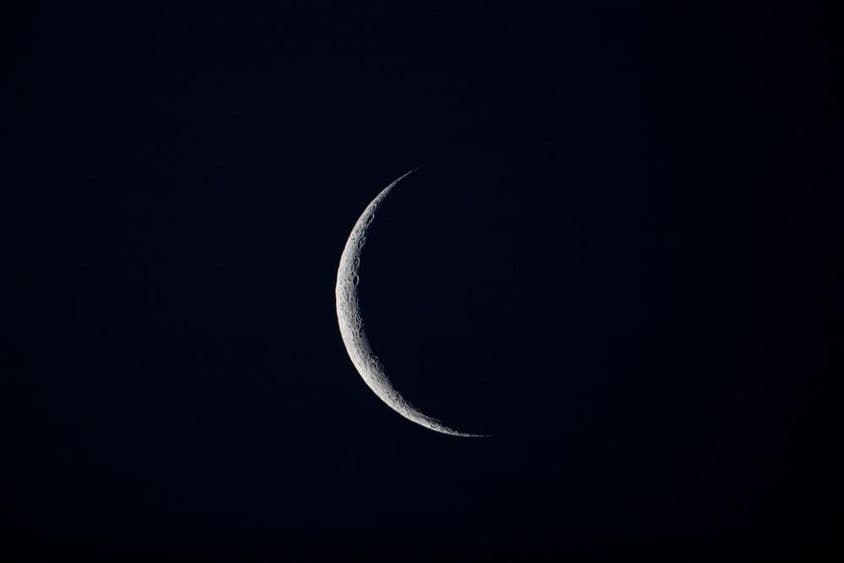 आकाश में चंद्रमा।