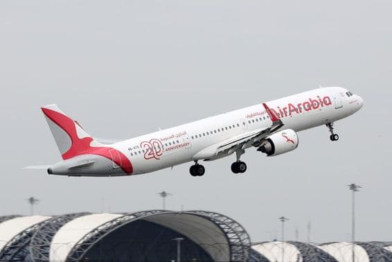 बैंकॉक में टेकऑफ करते हुए एयर अरेबिया एयरबस ए ३२१ नियो विमान।