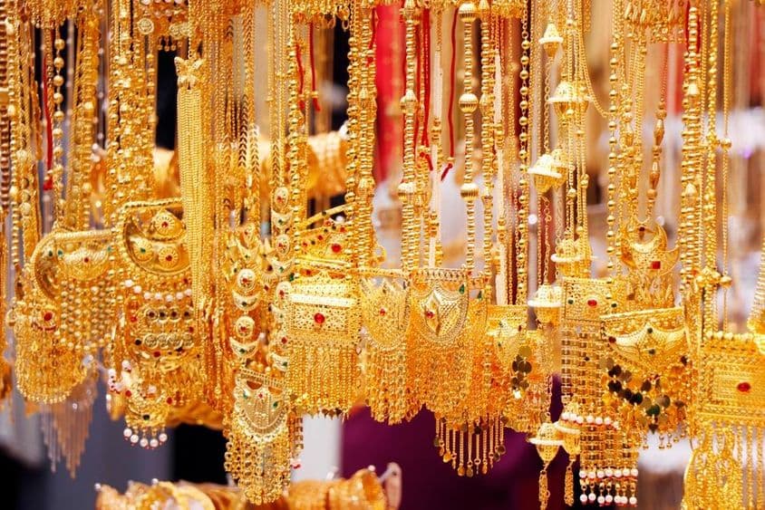 दुबई की एक दुकान में सोने और हीरे के गहने प्रदर्शित।