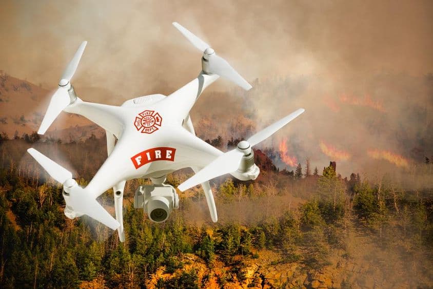 अग्निशमन विभाग की निर्जीव हवाई प्रणाली (UAS) से ड्रोन।