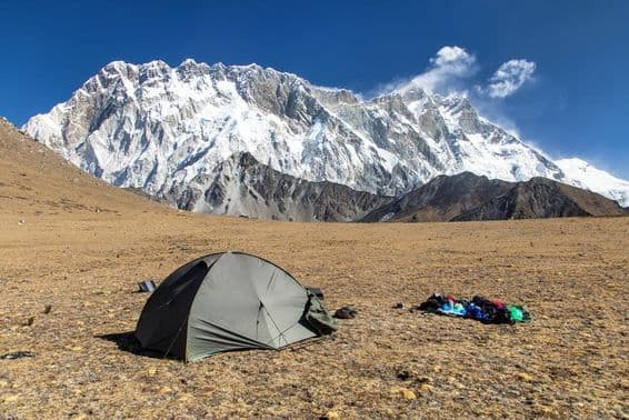 माउंट एवरेस्ट बेस कैंप के रास्ते में ल्होत्से पर्वत और नुप्त्से की दक्षिण रॉक फेस का दृश्य।