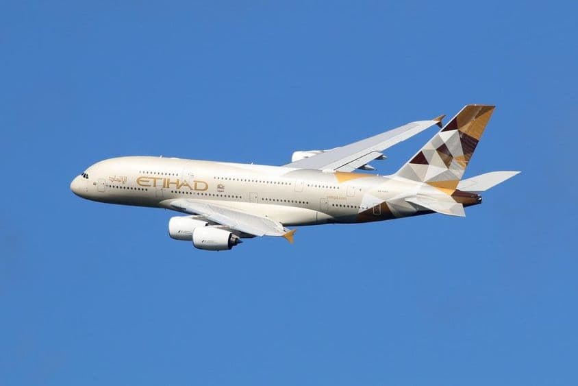 एतिहाद एयरवेज का एयरबस A380 विमान उड़ान में।