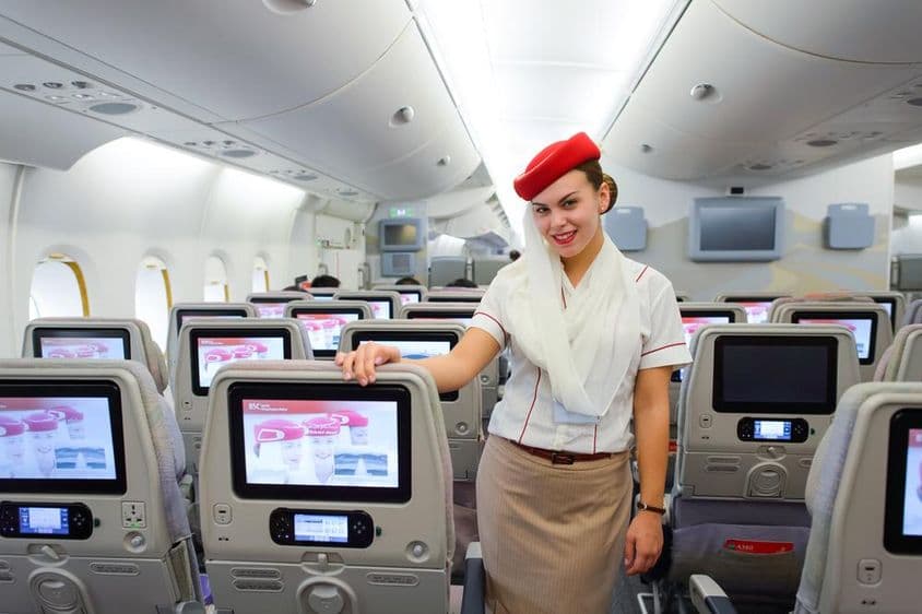 एमिरेट्स एयरबस A380 एयरक्राफ्ट का एक क्रू सदस्य।