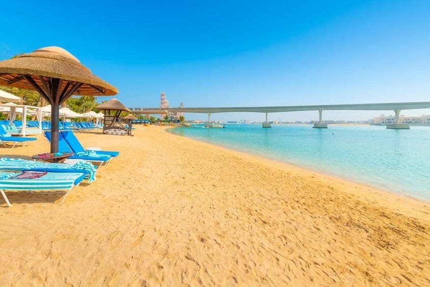 अरब सागर के एक रेत पर, पाम जुमेराह द्वीप का मोनोरेल दुबई में समुद्र पार करता है।