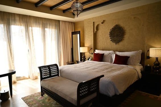 अबू धाबी, संयुक्त अरब अमीरात, अपार्टमेंट में सोफे।