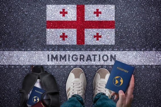 बैग और पासपोर्ट के साथ जॉर्जिया की यात्रा