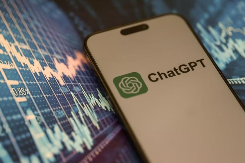 स्मार्टफोन पर प्रदर्शित आधिकारिक ChatGPT लोगो।