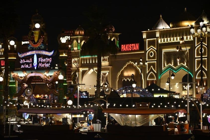 दुबई ग्लोबल विलेज दुनिया की सबसे बड़ी पर्यटन, अवकाश और मनोरंजन परियोजना है।