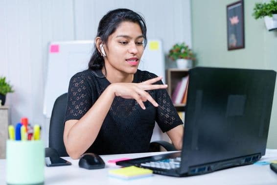 युवा भारतीय व्यवसायी महिला वीडियो कॉल पर एक प्रोजेक्ट के बारे में ग्राहक को समझाते हुए।