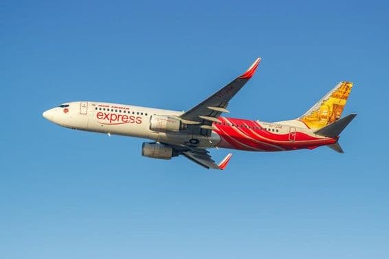 दुबई हवाई अड्डे पर एयर इंडिया एक्सप्रेस बोइंग 737-800 विमान।
