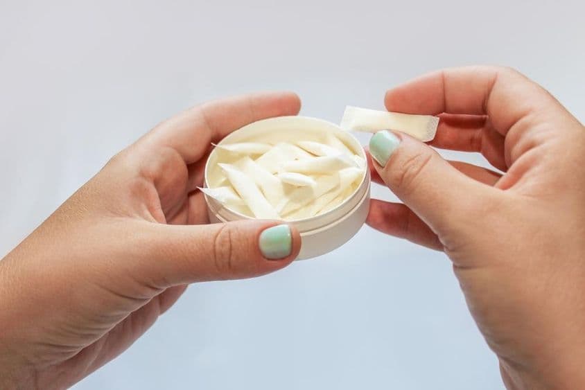 हाथों में स्नस पाउच, निकोटिन पैच।