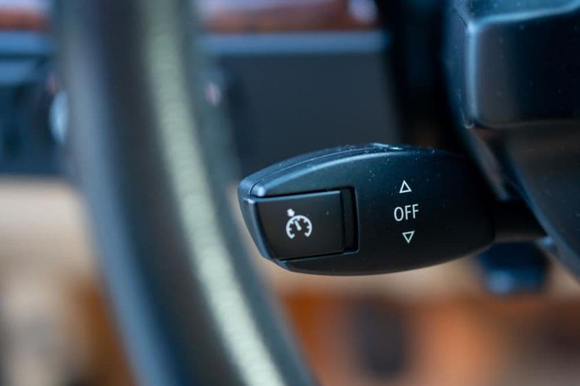 क्रूस कंट्रोल लीवर, चालू या बंद।