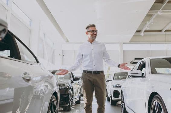 क्लासिक शर्ट पहने आत्मविश्वासी धनवान वयस्क व्यक्ति खरीदारी करते हुए।