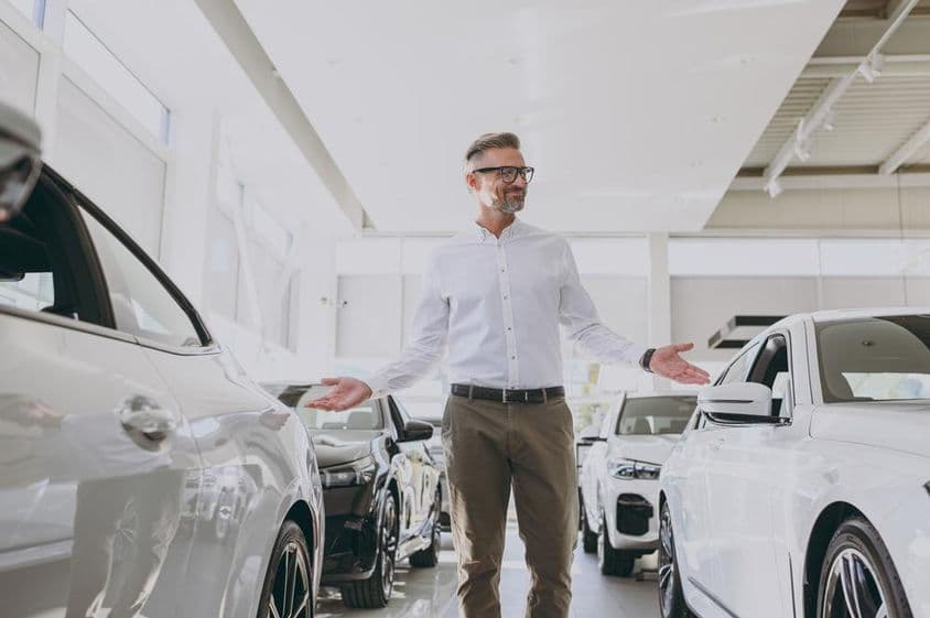 क्लासिक शर्ट पहने आत्मविश्वासी धनवान वयस्क व्यक्ति खरीदारी करते हुए।