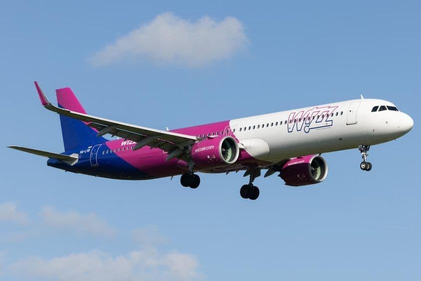 हेम्बर्ग हवाई अड्डे पर Wizz Air एक एयरबस A321-271NX A21N विमान के साथ।