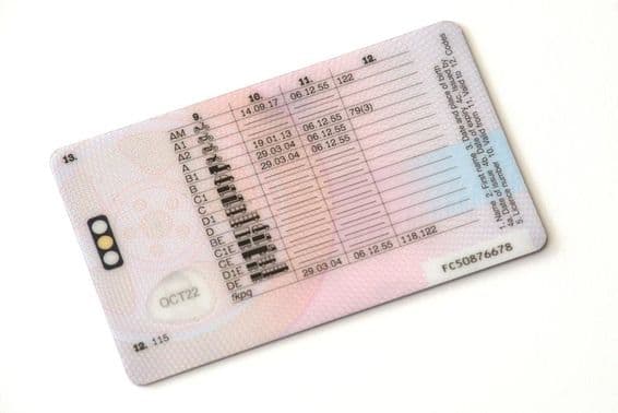 प्लास्टिक ड्राइवर का लाइसेंस का पीछे का हिस्सा।