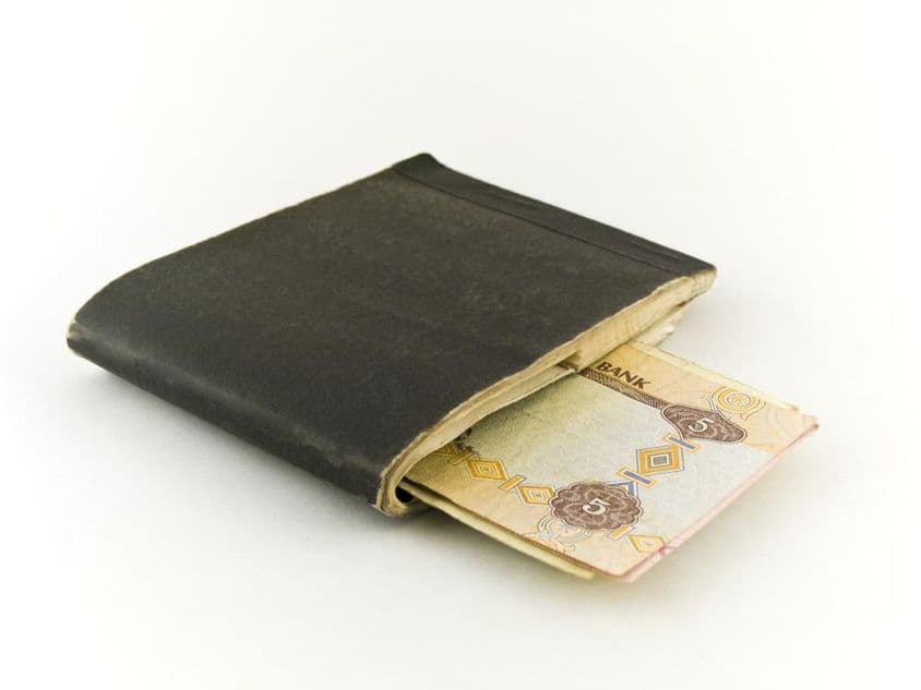 पुरानी चेकबुक और पाँच दिरहम का नोट।