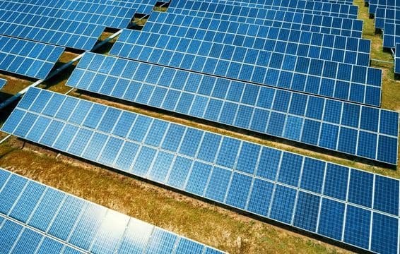साफ ऊर्जा उत्पन्न कर रहे सौर पैनल का खेत।